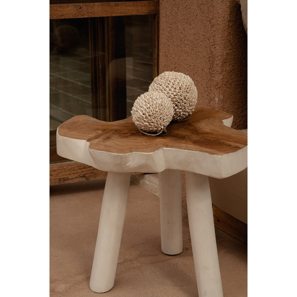 Table d’appoint LUNA blanc naturel décorée dans un intérieur aux tons chaleureux