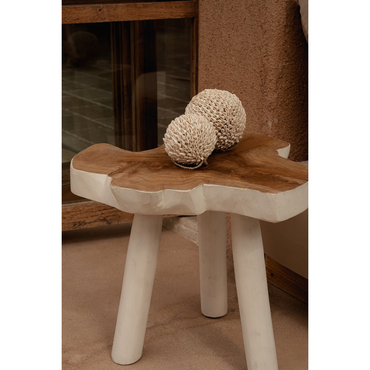 Table d’appoint LUNA blanc naturel décorée dans un intérieur aux tons chaleureux