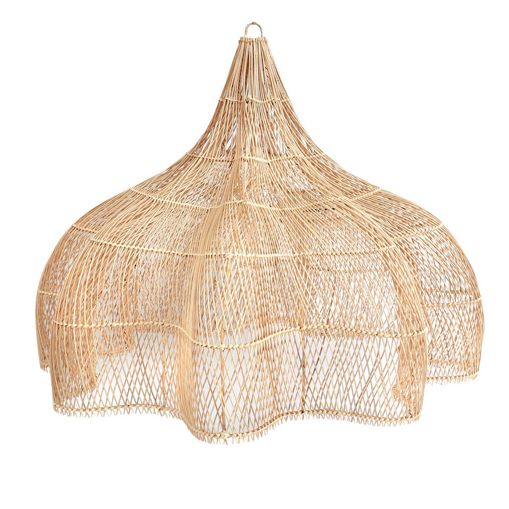 Suspension CÉLESTE XXL en rotin naturel, silhouette ondulée sur fond blanc