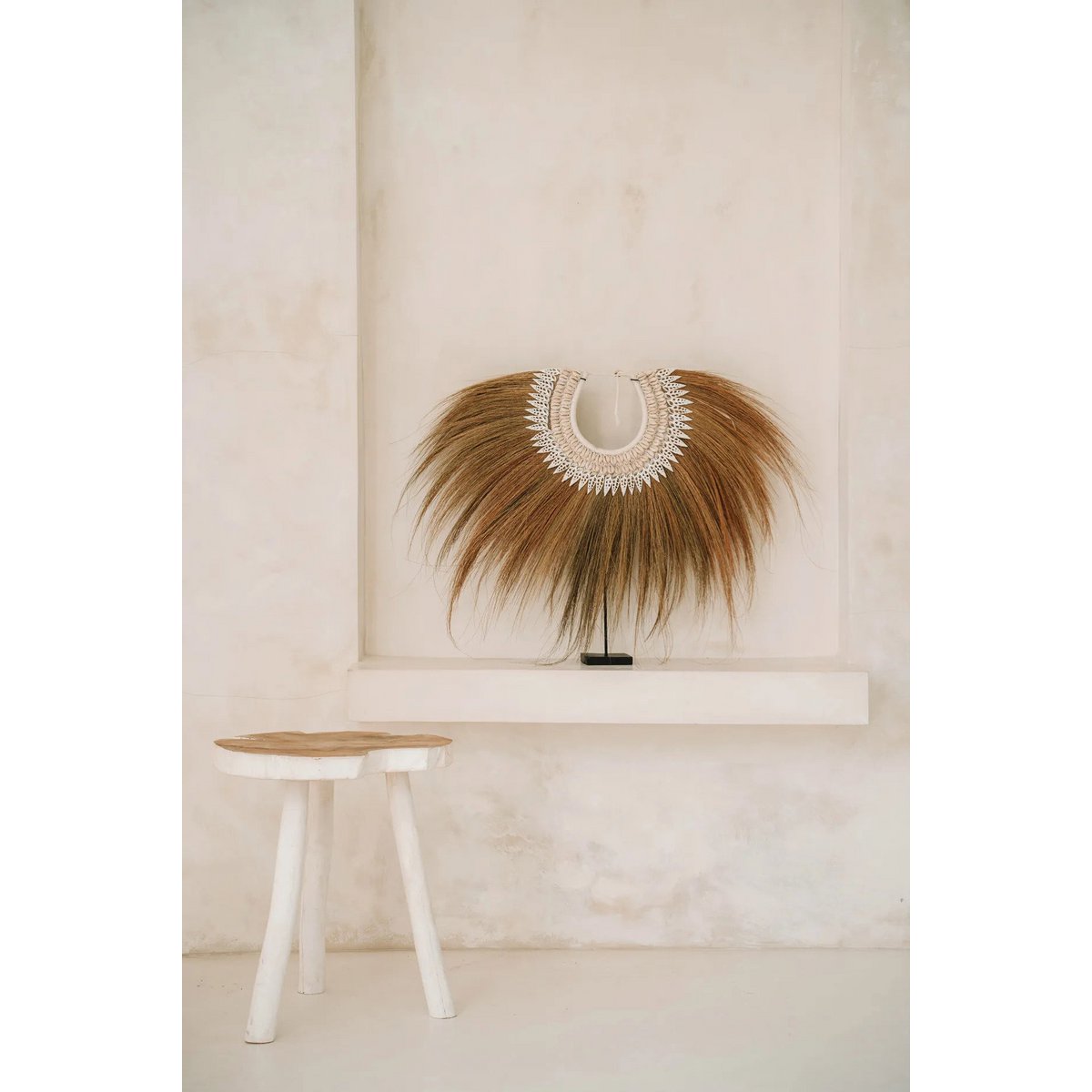 Table d’appoint LUNA blanc naturel dans un intérieur épuré aux tons clairs