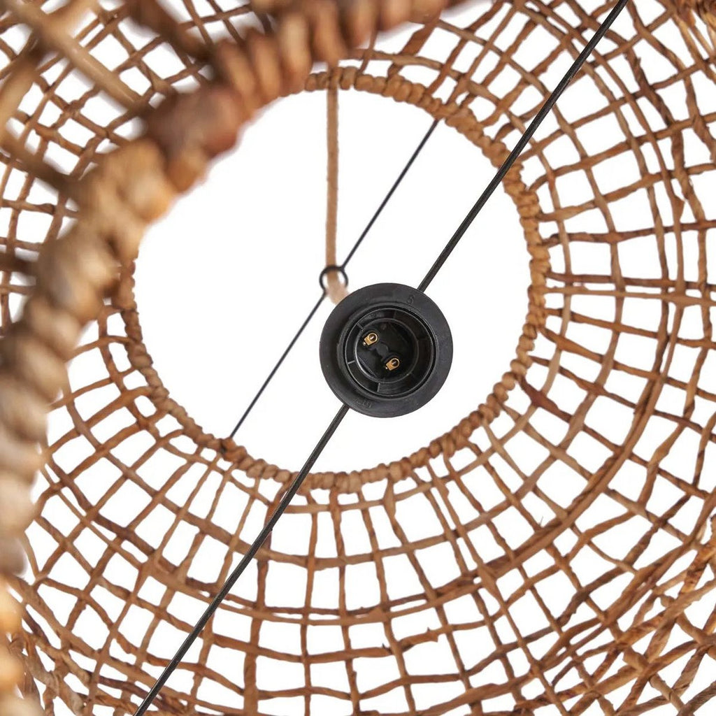 Vue intérieure de la suspension NAYA et de sa structure en fibre de bananier tressée