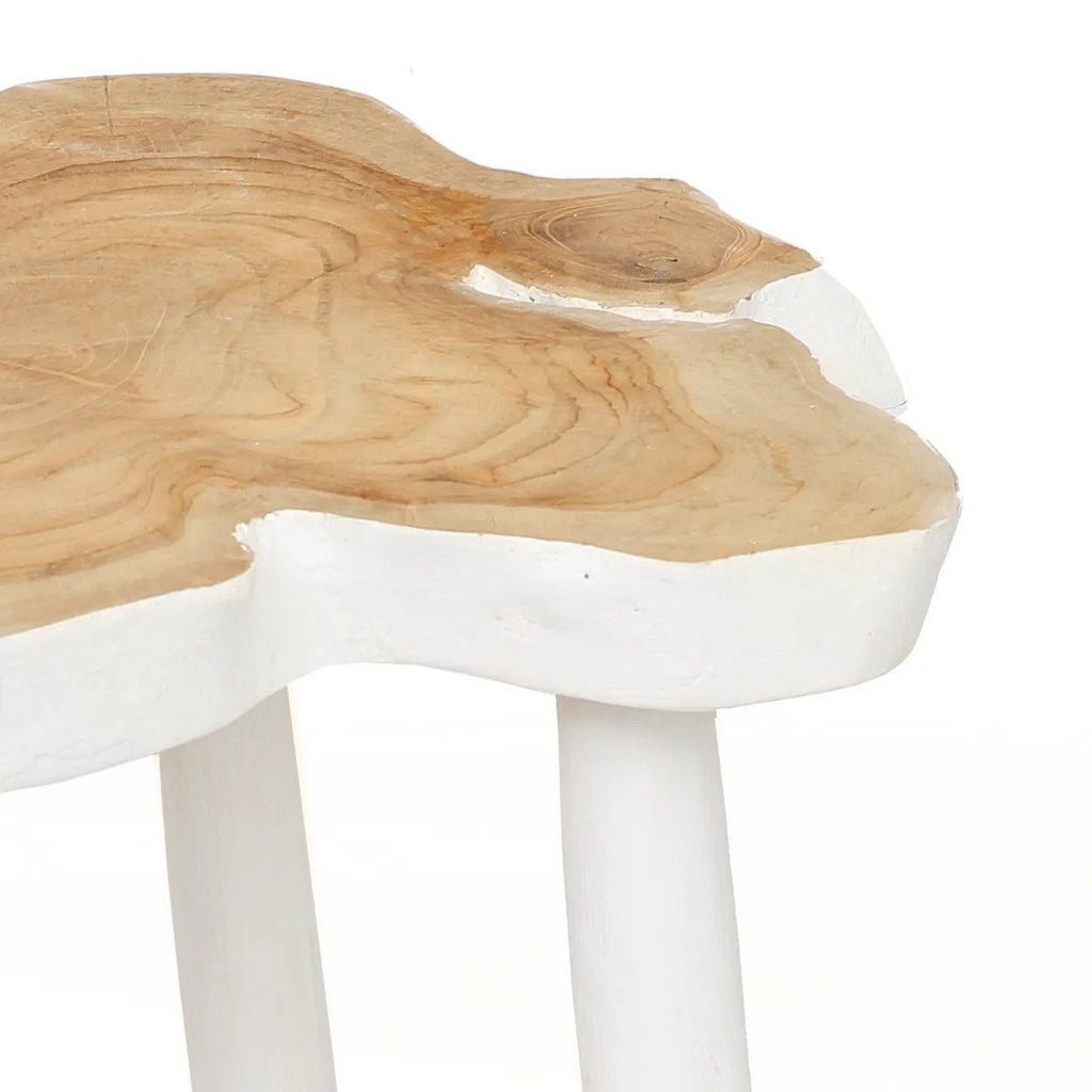 Gros plan sur le plateau en bois naturel et la bordure blanche de la table LUNA