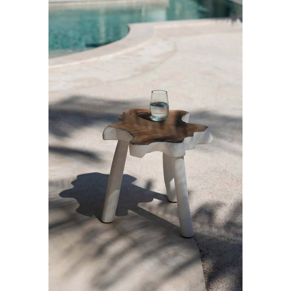 Table d’appoint LUNA blanc naturel avec verre, placée au bord d’une piscine