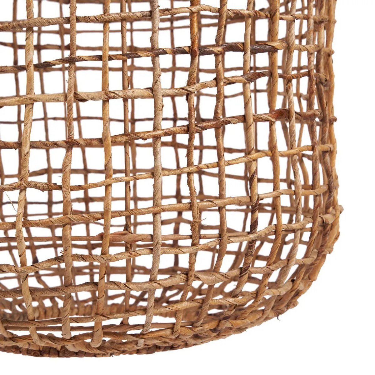 Gros plan sur la base arrondie et le tressage naturel de la suspension NAYA