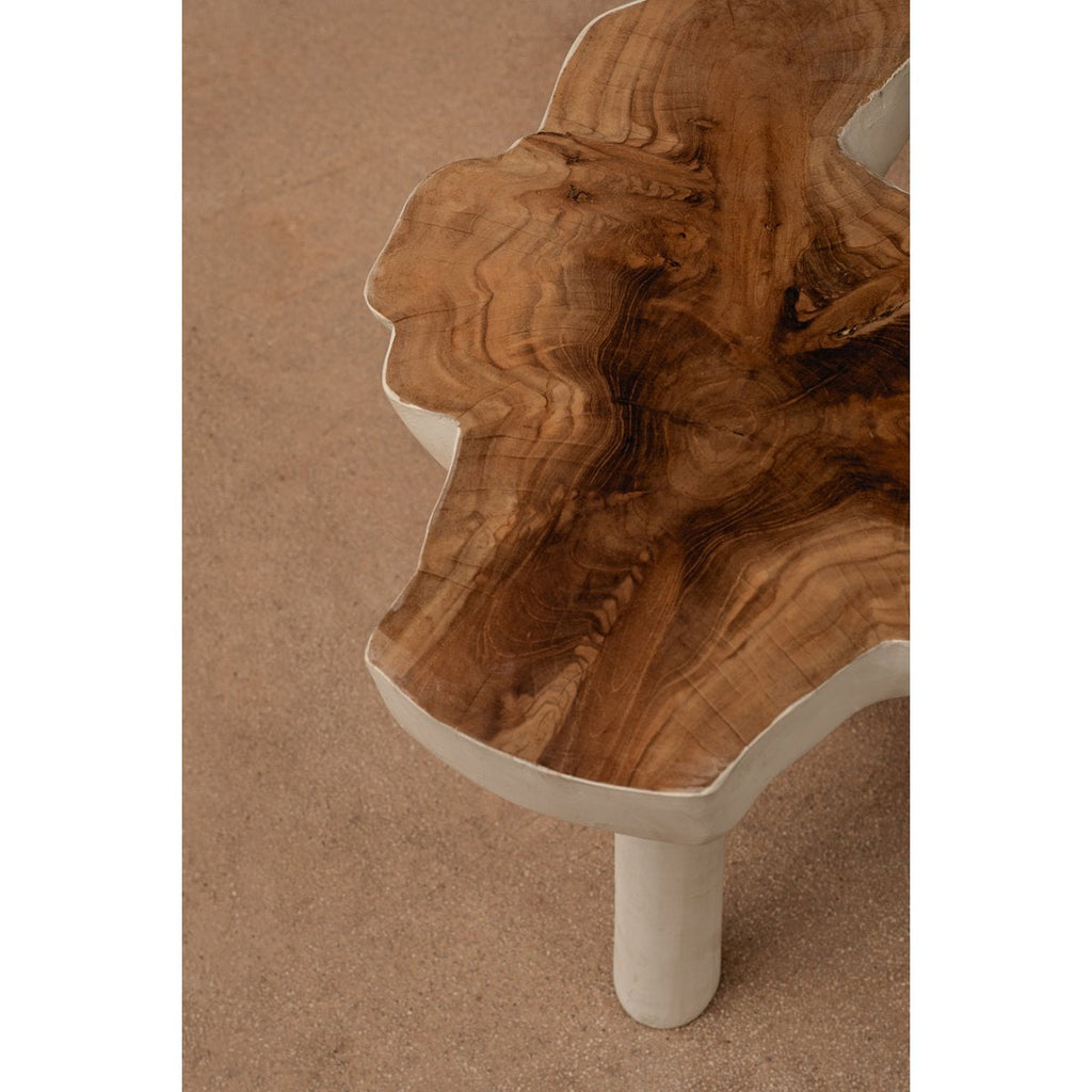 Détail du veinage naturel et des contours organiques du plateau de la table LUNA