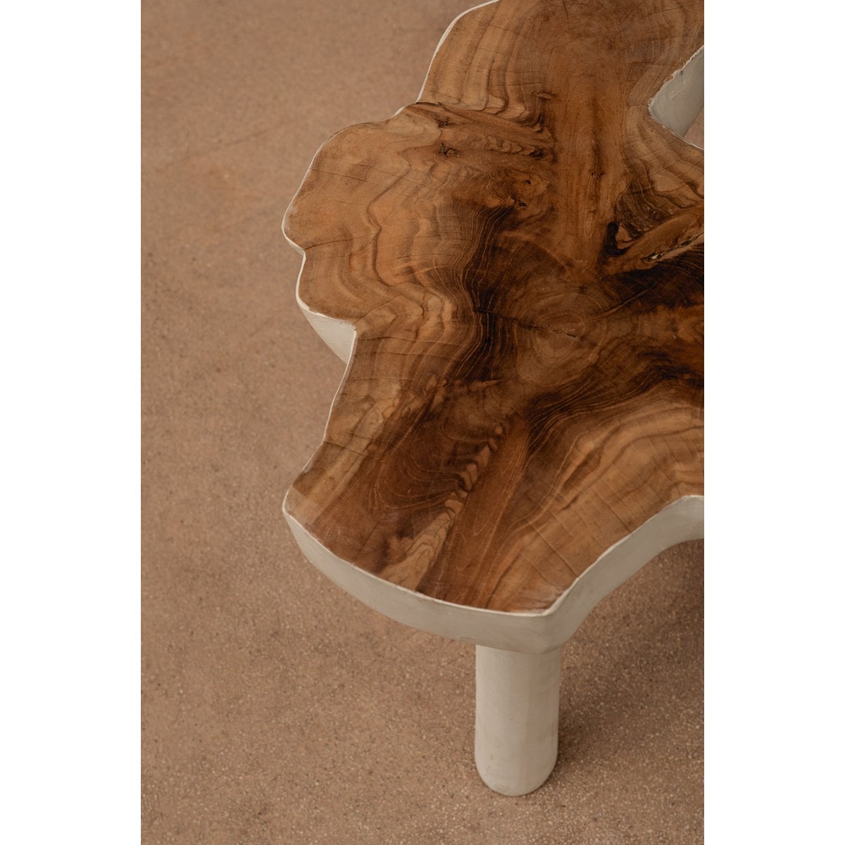 Détail du veinage naturel et des contours organiques du plateau de la table LUNA